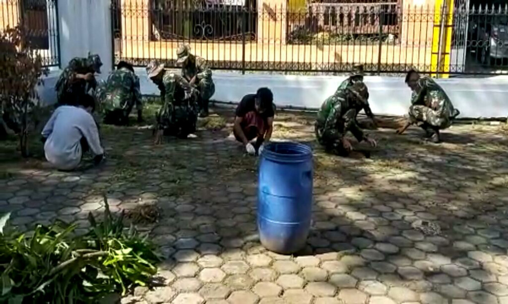 Raider 301/PKS Gelar Aksi Bersih di Cimalaka