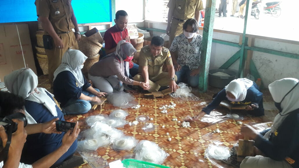 Wabup Erwan Sambangi Sentra UMKM Conggeang