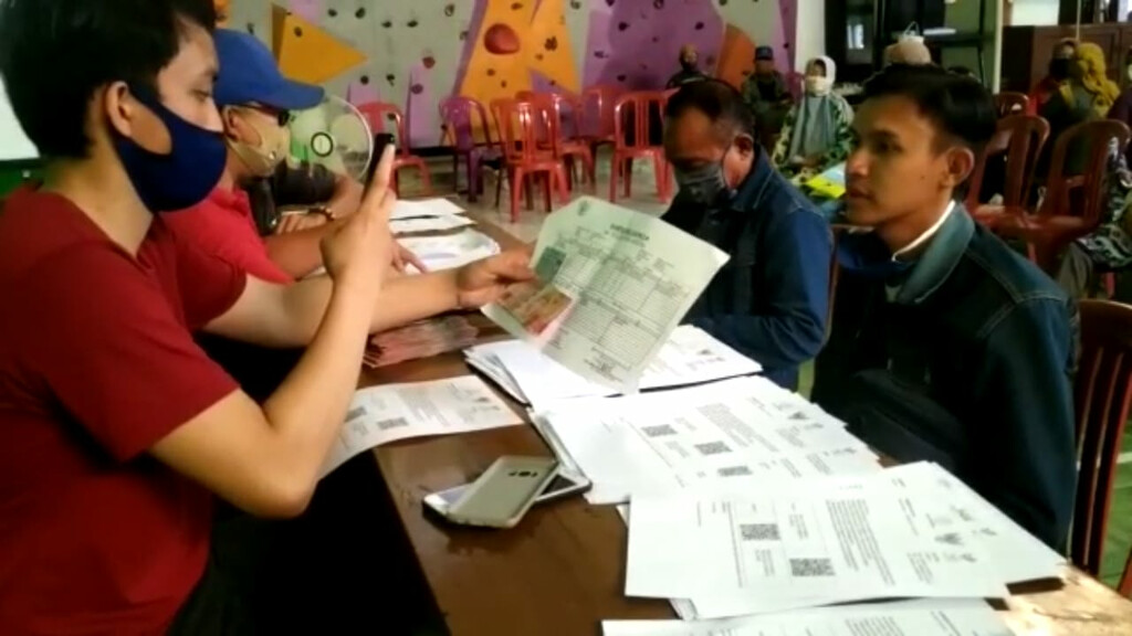 Pemdes Mandalaherang dan PT. Pos Sumedang Bagi-bagi Bansos