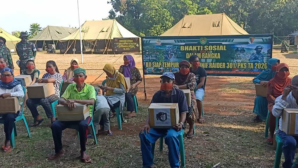 Yonif Raider 301/PKS: Latihan Sambil Bagi-bagi Sembako