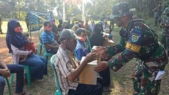 Yonif Raider 301/PKS: Latihan Sambil Bagi-bagi Sembako