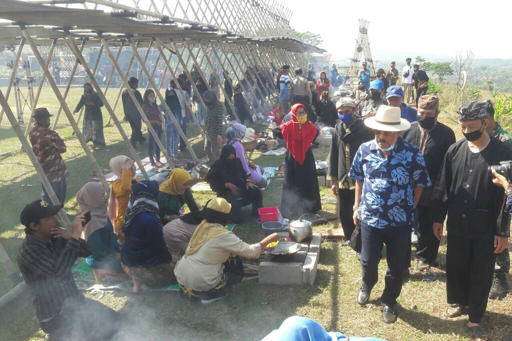 Nikmatnya Peda Merah Ala Gembrong Liwet