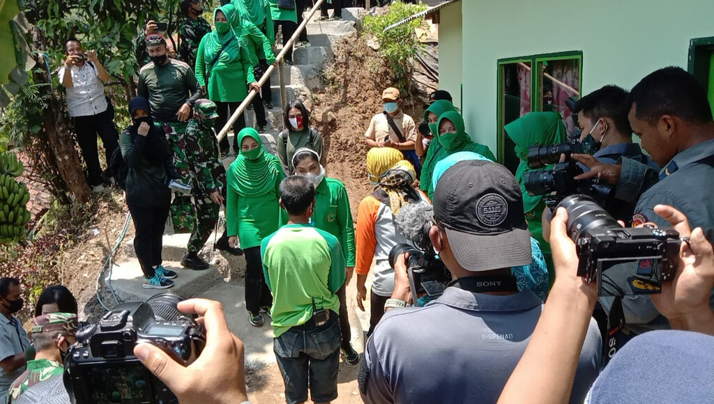 Persit KCK Sambangi Rutilahu di Sumedang Selatan