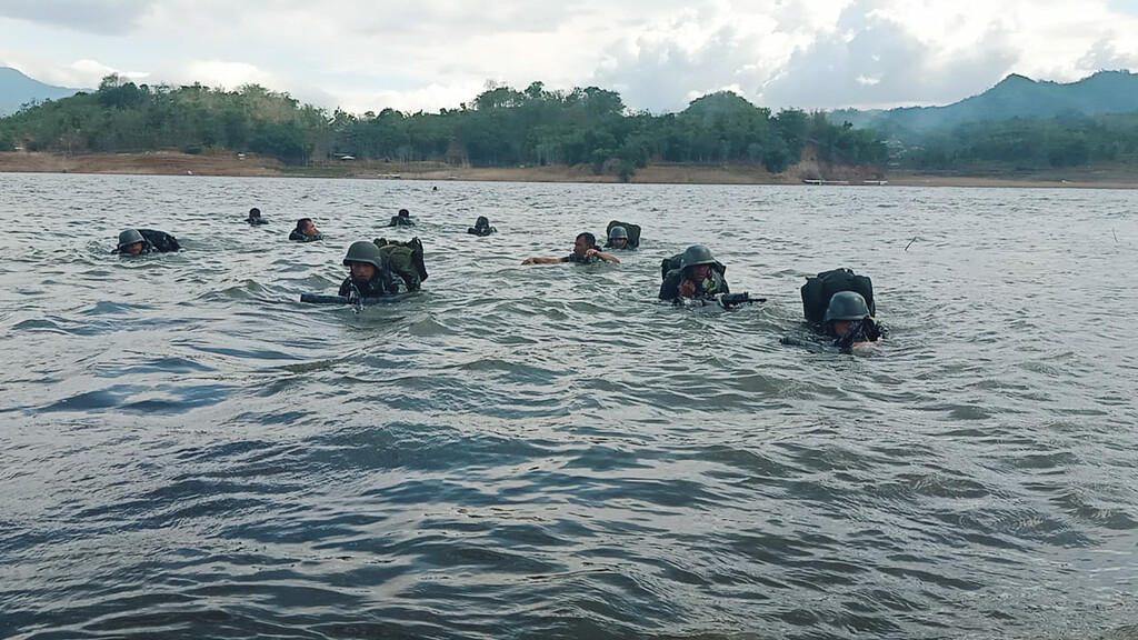 Begini Serunya Jika Prajurit Seberangi Waduk Jatigede!