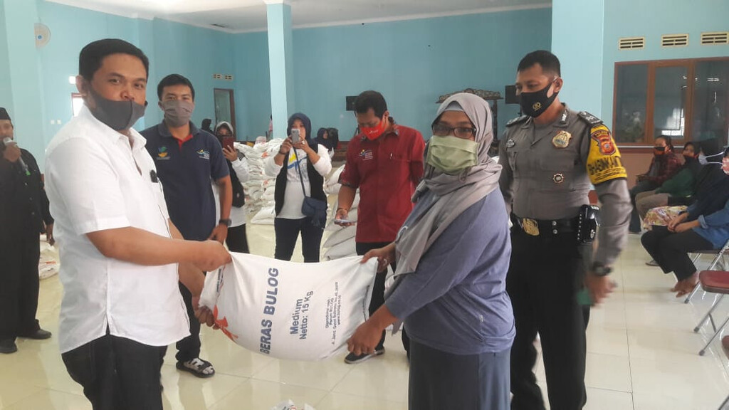 KPM PKH Desa Jatihurip Terima 12 Ton Beras