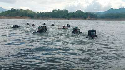Begini Serunya Jika Prajurit Seberangi Waduk Jatigede!