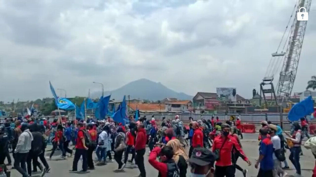 Aksi Anti-Omnibus Law Blokade Jalur Bandung-Garut