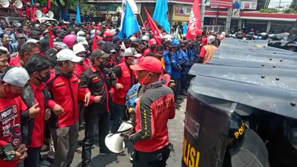 Aksi Anti-Omnibus Law Blokade Jalur Bandung-Garut