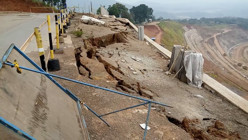 Khawatir Rumah Roboh, Warga Bojong Ngungsi