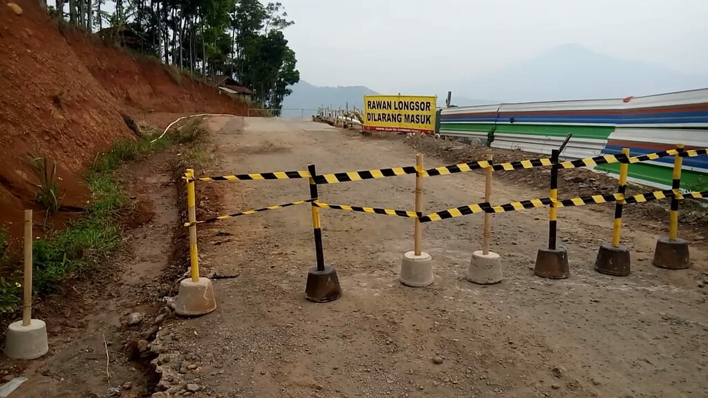 Khawatir Rumah Roboh, Warga Bojong Ngungsi