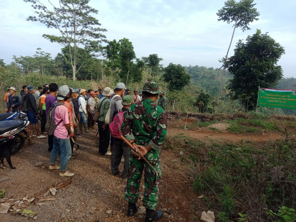 Pelihara Lingkungan, Koramil Tanjungkerta Bersinergi  Bareng Warga 
