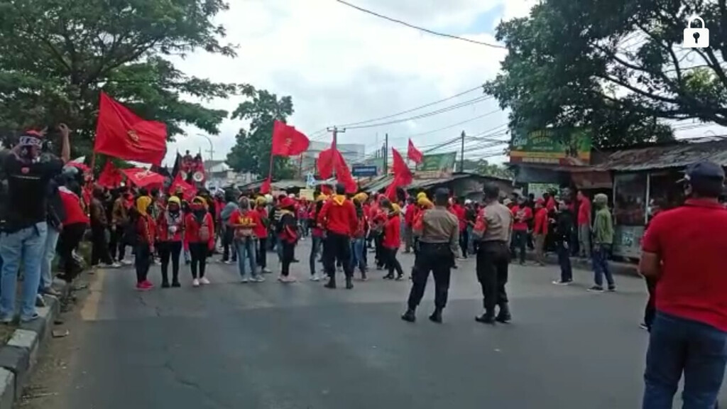 Aksi Tolak Omnibus Law Tutup Akses Tol Cileunyi