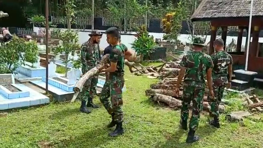 Hormati Pahlawan, Serdadu Raider 301/PKS Bersihkan Makam Cut Nyak Dien di Gn.Puyuh