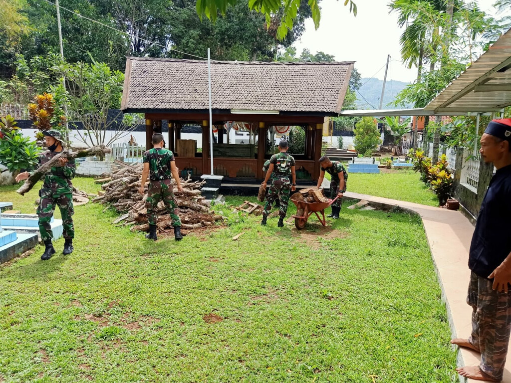 Hormati Pahlawan, Serdadu Raider 301/PKS Bersihkan Makam Cut Nyak Dien di Gn.Puyuh