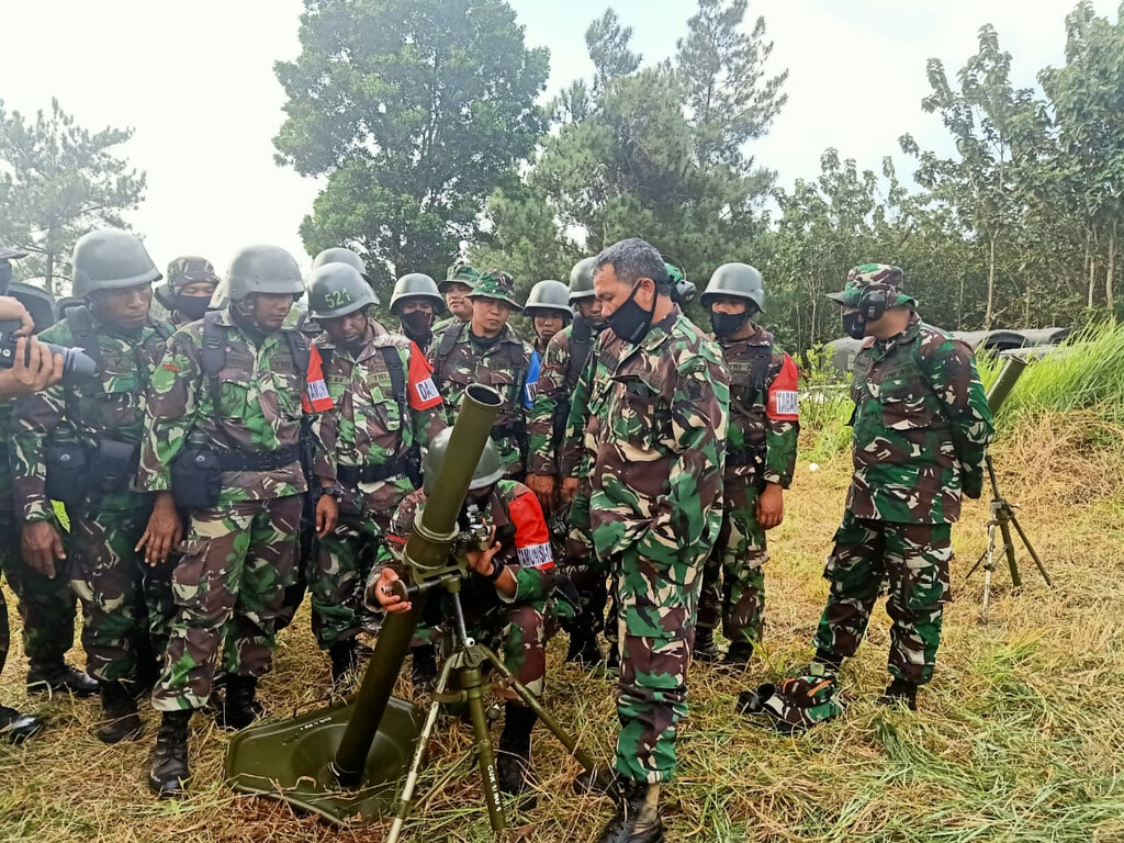 Prajurit R-301/PKS Hujani Bukit Kapur Dengan Tembakan Mortir