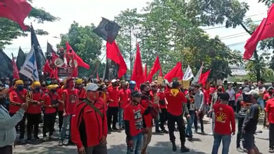 Aksi Tolak Omnibus Law Tutup Akses Tol Cileunyi