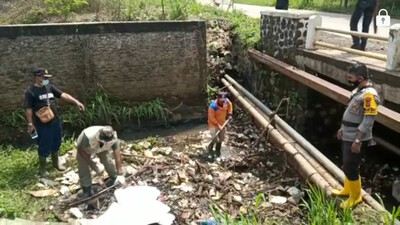 Forkopimcam Jatinangor Gotong Royong Bersihkan Saluran Air