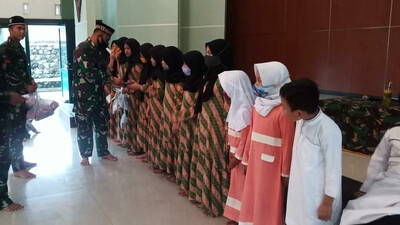 Prajurit Raider 301/PKS Peduli Anak Yatim Saat Peringati Maulid Nabi