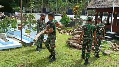 Hormati Pahlawan, Serdadu Raider 301/PKS Bersihkan Makam Cut Nyak Dien Di Gn.Puyuh