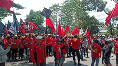 Aksi Tolak Omnibus Law Tutup Akses Tol Cileunyi