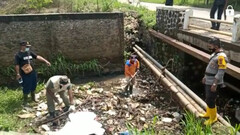 Forkopimcam Jatinangor Gotong Royong Bersihkan Saluran Air