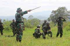 Prajurit R-301/PKS Hujani Bukit Kapur Dengan Tembakan Mortir