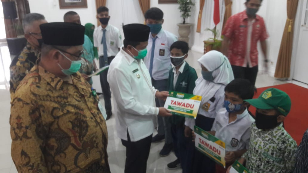 Baznas Bagi-bagi Bantuan Pendidikan dan Pengobatan
