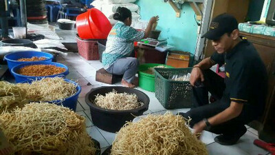 Tetap Bertahan Di Masa Pandemi, Ini Trik Sistik 'Ibu Rokayah' 