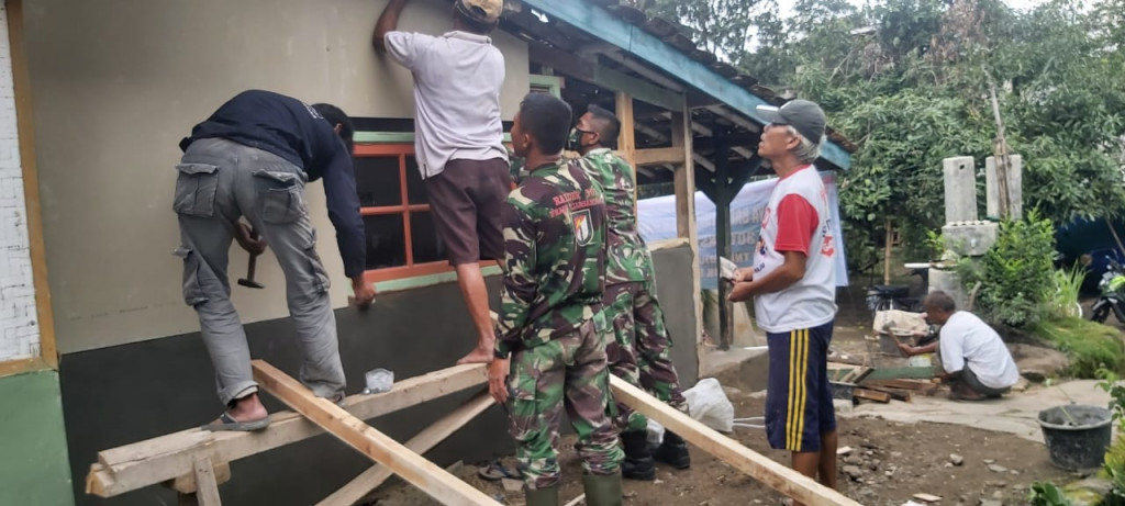 Yonif R-301 dan Warga Berkolaborasi Perbaiki Rumah Warga