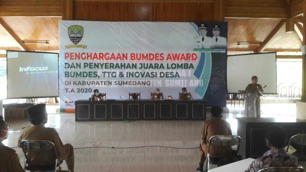 Sumedang Serahkan Award Bagi BUMDES Berprestasi 