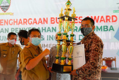 Sumedang Serahkan Award Bagi BUMDES Berprestasi 