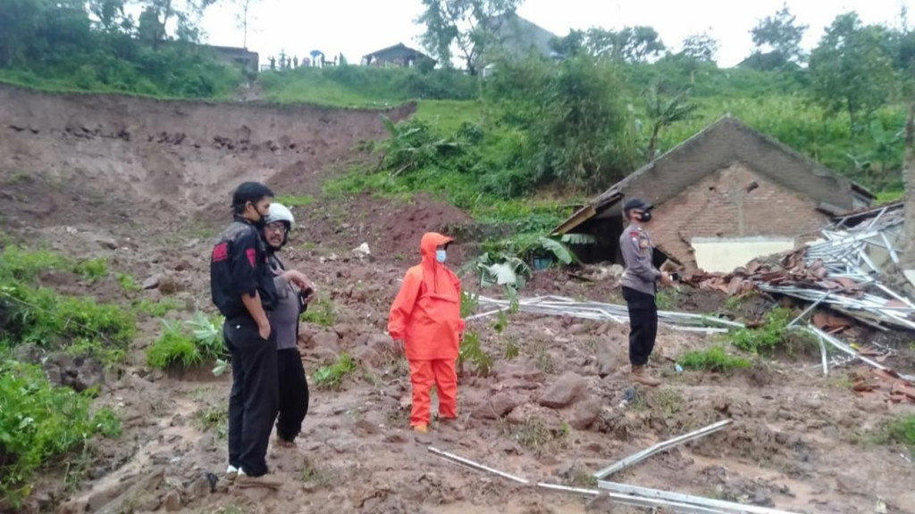 Longsor Terjang Desa Cihanjuang, Tim SAR Evakuasi 22 Orang