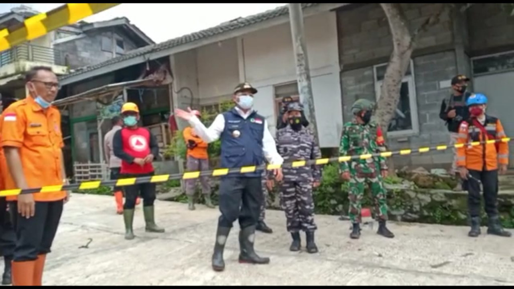 TNI AL Sampaikan Bantuan bagi Korban Longsor Cimanggung