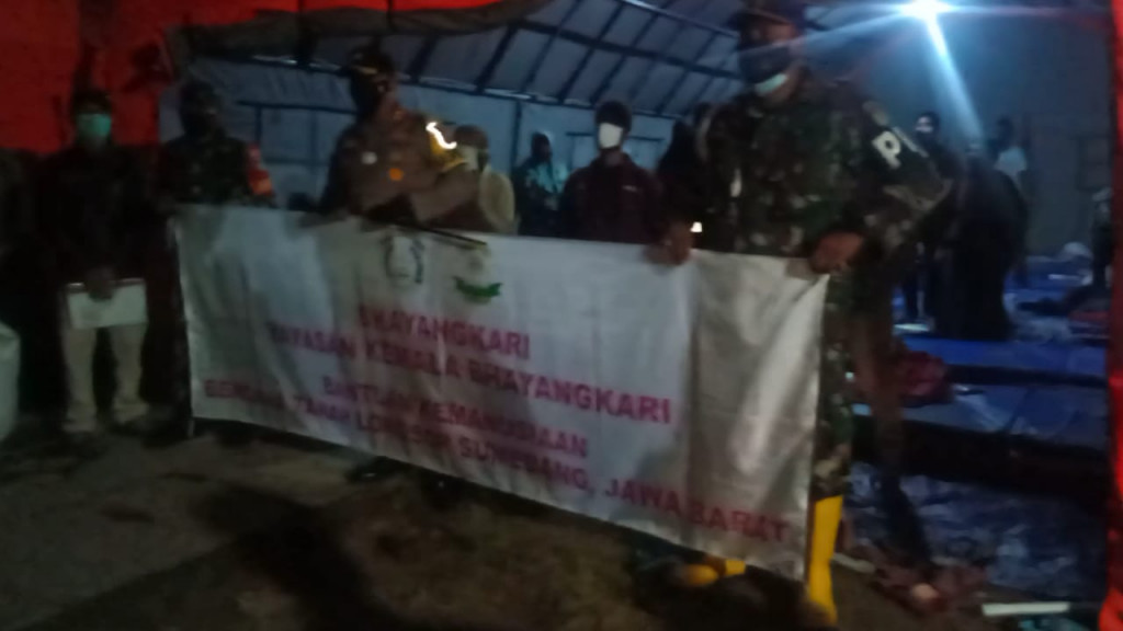 Kapolres Sumedang Salurkan Bantuan Bagi Korban Longsor