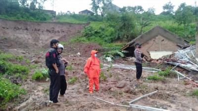 Longsor Terjang Desa Cihanjuang, Tim SAR Evakuasi 22 Orang