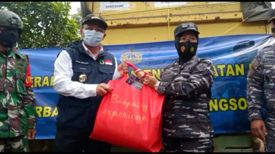 TNI AL Sampaikan Bantuan Bagi Korban Longsor Cimanggung