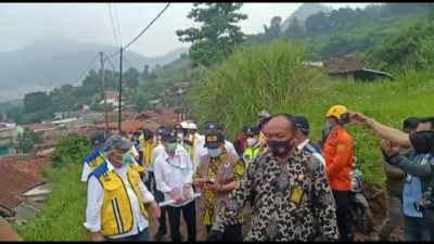 Soroti Longsor Cimanggung, Menteri PUPR: Jangan Sembrono, Di Sini Ngeri! 