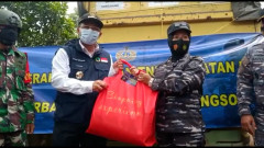 TNI AL Sampaikan Bantuan Bagi Korban Longsor Cimanggung