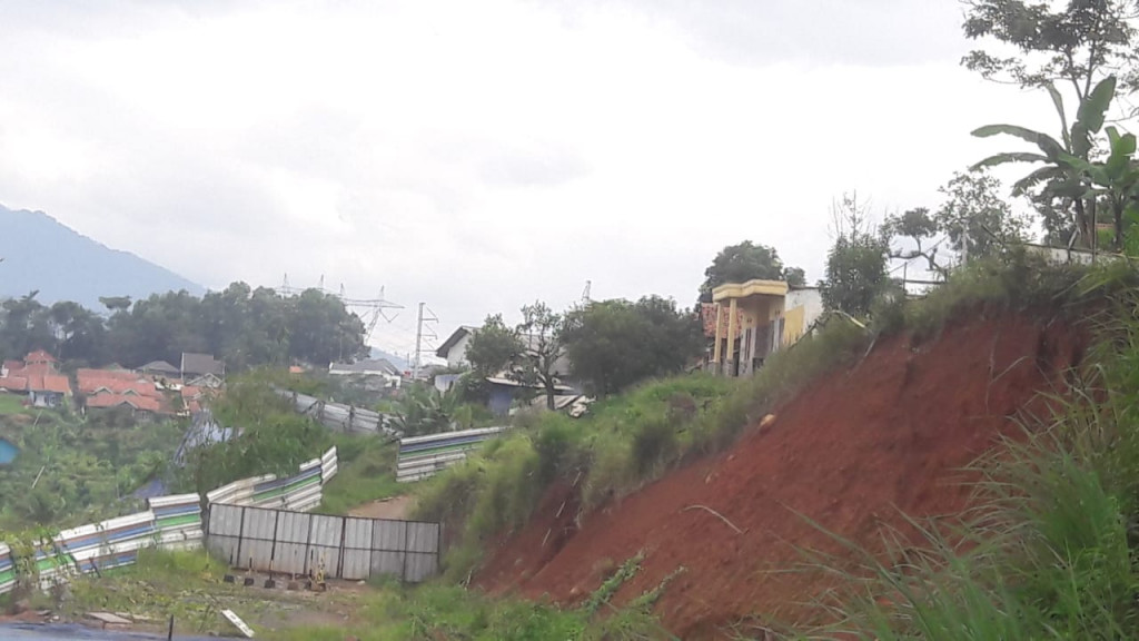 Warga Bojong Totor Terancam Longsor Cisumdawu