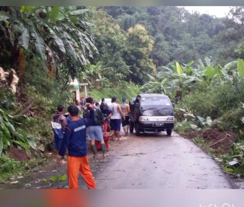 Hujan Seharian, Tanjungkerta Dikepung Longsor