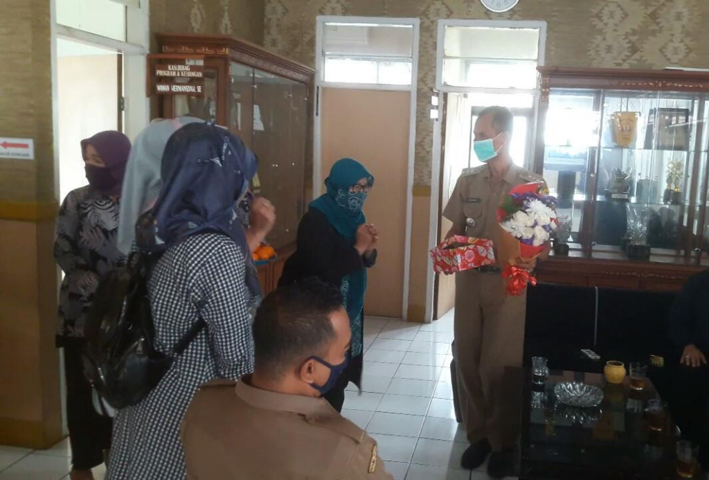 Ibu-ibu PKK Geruduk Camat Cimalaka