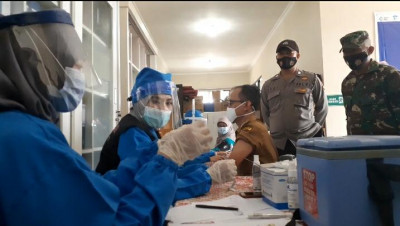 Nakes Paseh Jalani Vaksinasi Covid-19