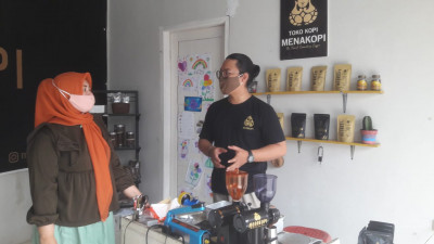 Menakopi: Dari Kedai Jadi Toko