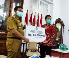 KPU Sumedang Serahkan Donasi Bagi Korban Longsor Cimanggung