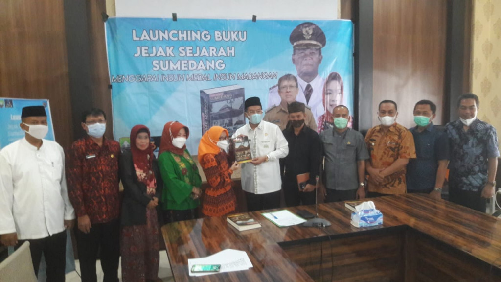 Keren! SMA Negeri Situraja Launching Buku Sejarah Sumedang