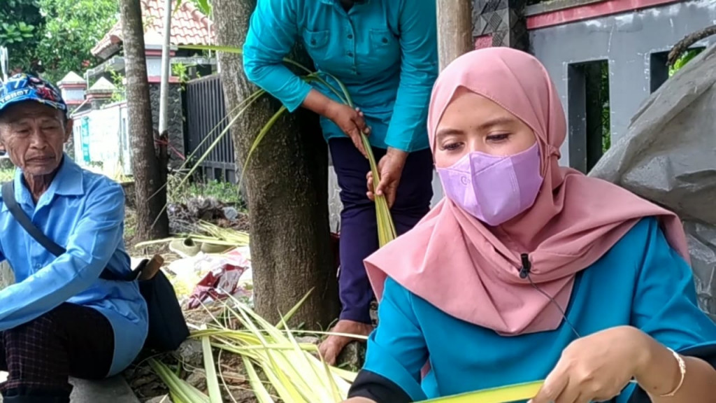 Jelang Lebaran, Cangkang Ketupat Laku Keras 