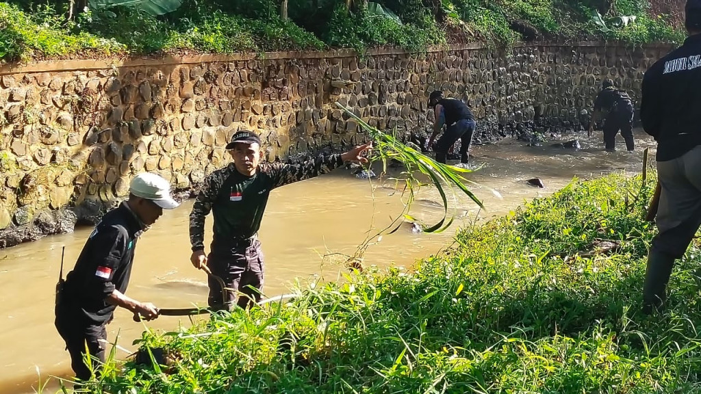 Bersinergi dengan Warga, Dandim Sumedang Laksanakan Karbak Lingkungan