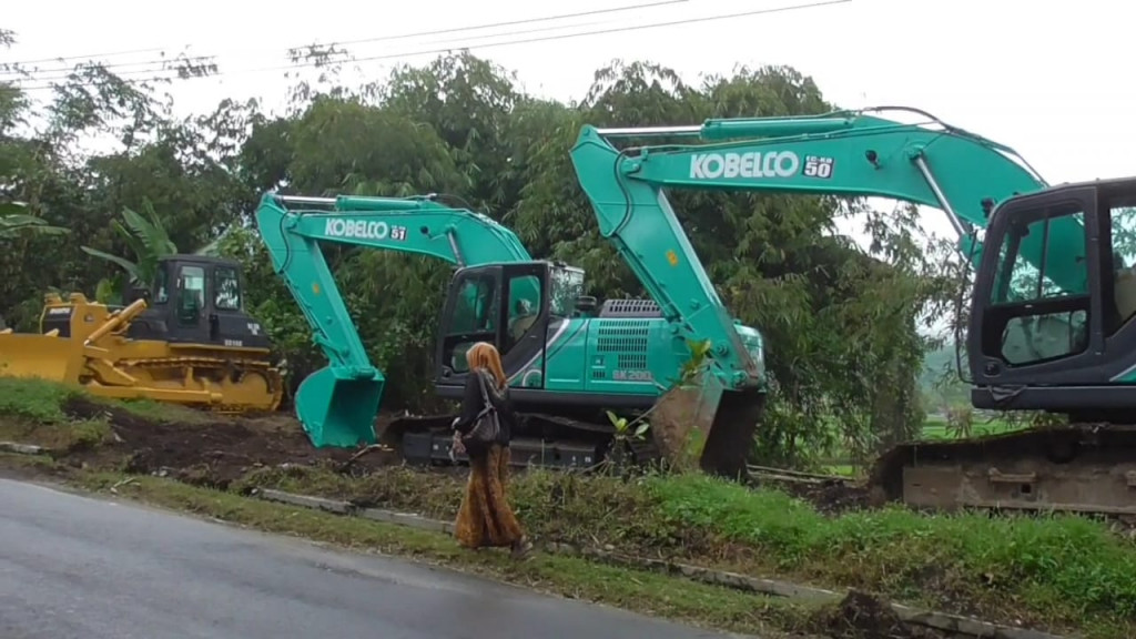 Keberadaan 6 Alat Berat Ini Bikin Kaget Warga Cibeureuyeuh