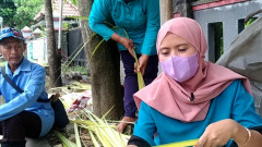 Jelang Lebaran, Cangkang Ketupat Laku Keras 