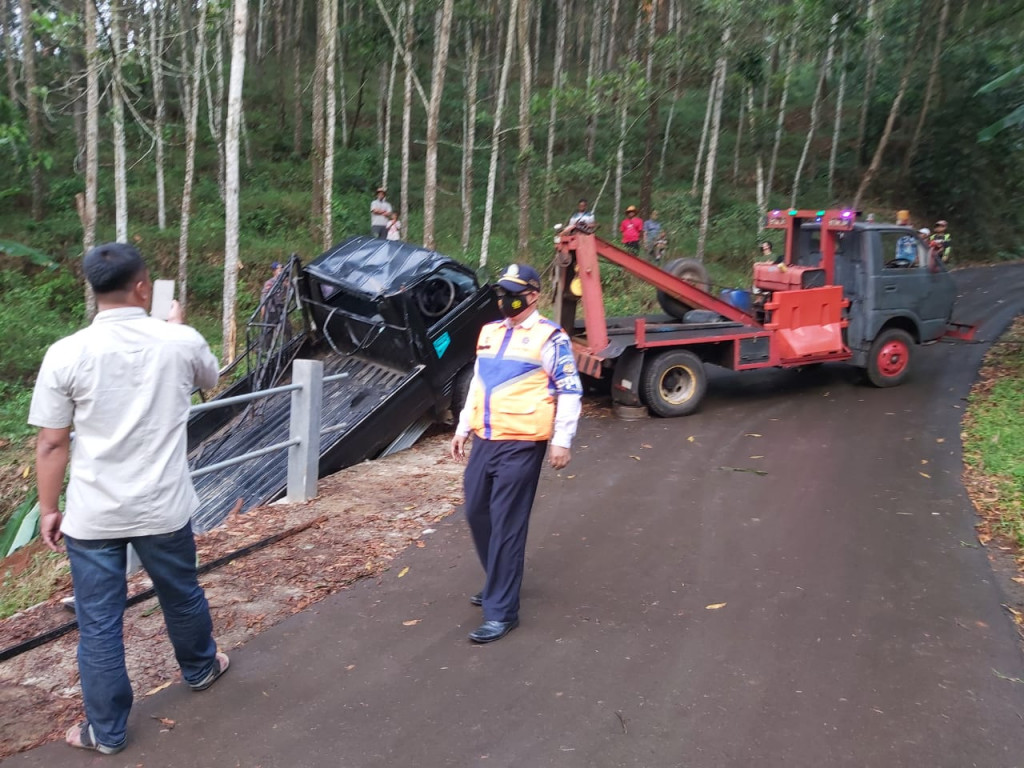 Pick Up Terjun ke Jurang di Cisitu, Satu Orang Tewas